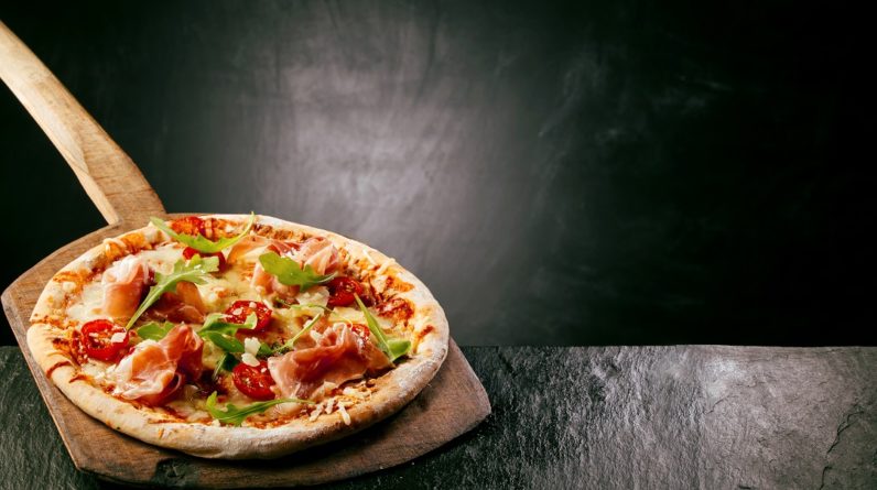 Ham, tomato and arugula pizza